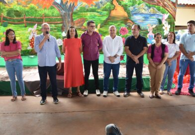 Gestor Clóvis do Banco entrega chocolates para alunos da rede de ensino