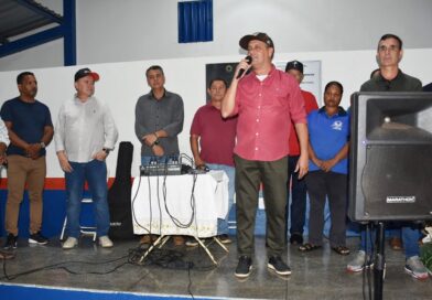 Prefeitura entrega sementes de feijão para pequenos produtores