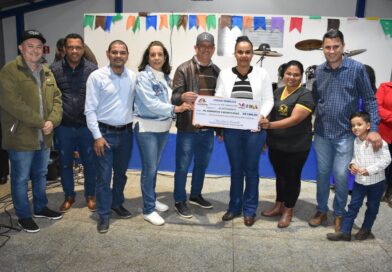 Prefeito Clóvis do Banco entrega prêmio para artesãs