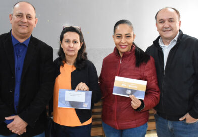 Prefeito Clóvis do Banco entrega cartão vale alimentação para servidores contratados e concede aumento no vale alimentação para todos os servidores