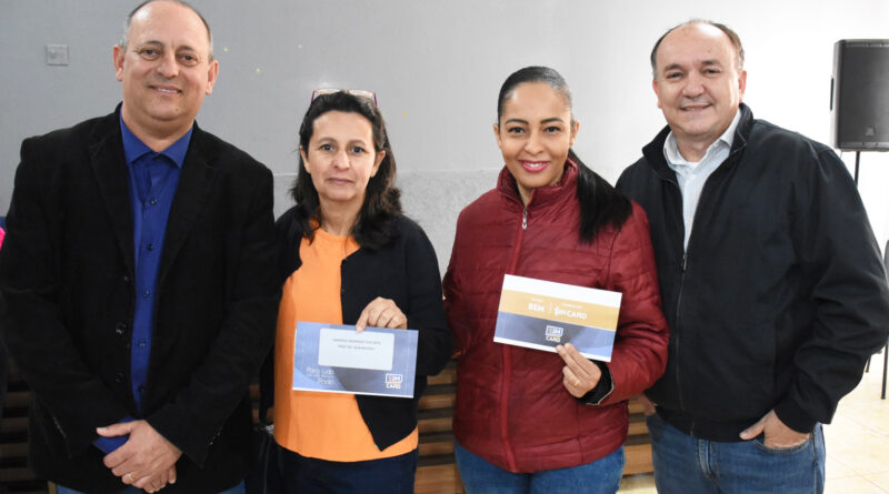 Prefeito Clóvis do Banco entrega cartão vale alimentação para servidores contratados e concede aumento no vale alimentação para todos os servidores