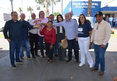 Prefeito Clóvis do Banco e os deputados Caravina e Mara Caseiro entregam veículo para Secretaria de Saúde