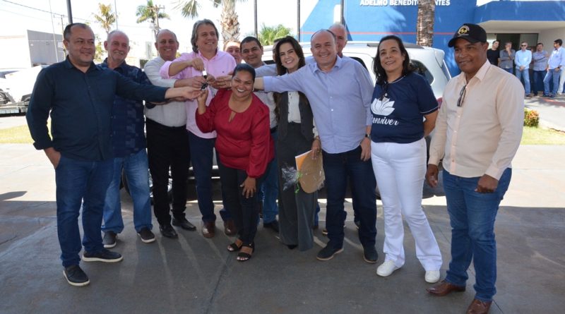 Prefeito Clóvis do Banco e os deputados Caravina e Mara Caseiro entregam veículo para Secretaria de Saúde