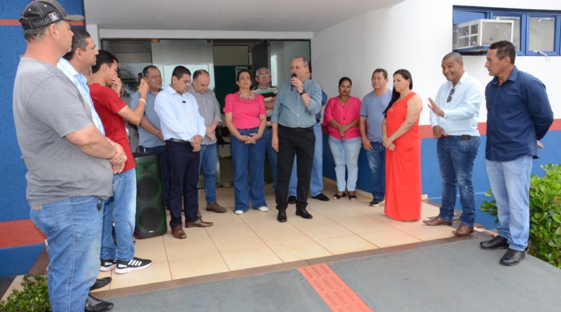 Prefeito Clóvis do Banco, vereadores e ex-vereadores entregam veículos e equipamentos para vários setores