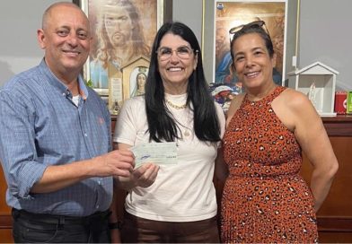 Prefeito Clóvis do Banco entrega cheque de doação para o Hospital do Amor