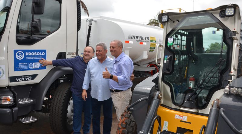 Gestão municipal entrega caminhão-pipa e bobcat