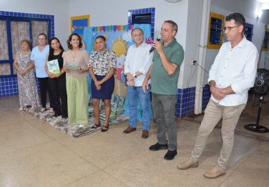 Gestão Municipal entrega álbuns de formatura para alunos do Pré