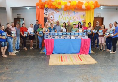 Gestão Municipal entrega kits de material escolar para alunos e professores