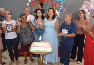 Primeira-Dama Marilza Nunes sopra velinhas