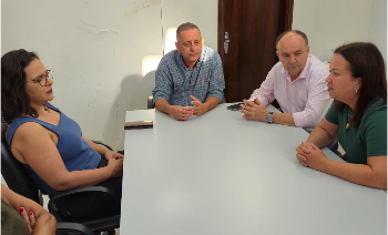 O Prefeito Clóvis do Banco, recebeu na manhã desta sexta-feira (17), em seu gabinete, a Deputada Estadual Gleice Jane (PT).