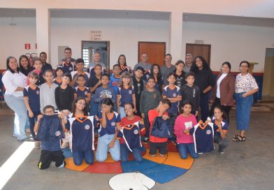 Alunos recebem uniformes em Taquarussu