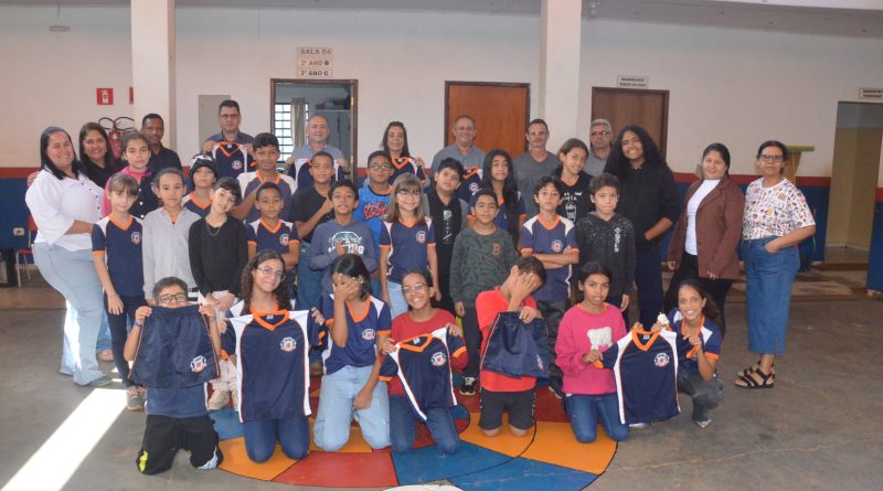 Alunos recebem uniformes em Taquarussu