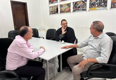 Prefeito Clóvis do Banco recebe a visita do Padre Everton Garcia
